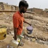 pakistan-drought02-carrying-water_22803_600x450