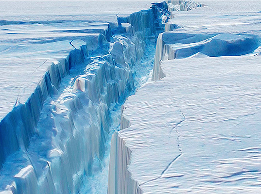 B31-iceberg-calves-from-the-Antarctic