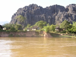 Laos'ta, Norveç devletinin projelendirdiği Thaun Hinboun barajından etkilenen bir köy